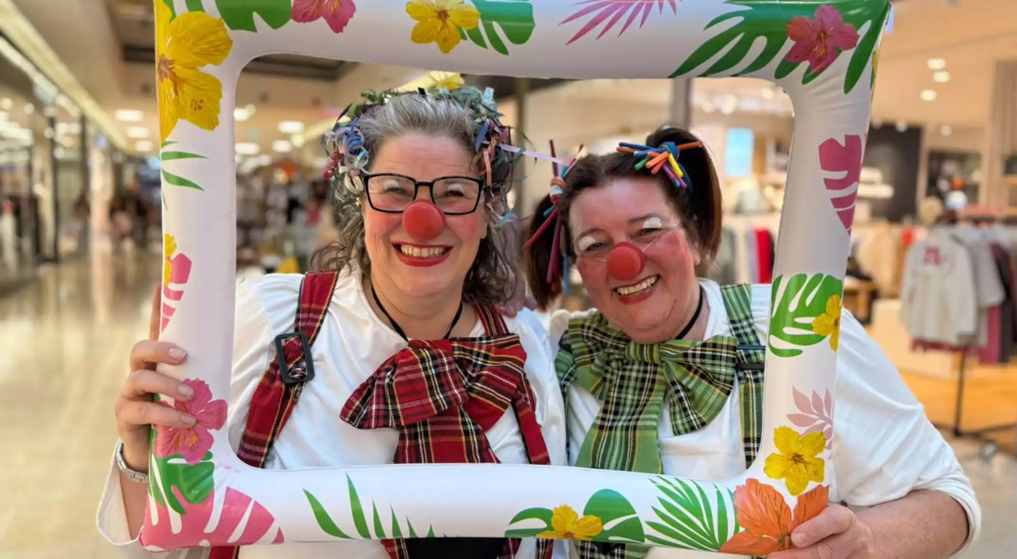 Auf dem Bild kann man die Clowns Lotti und Dotti im Clownskostüm sehen.