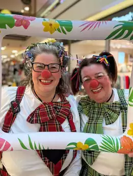 Auf dem Bild kann man die Clowns Lotti und Dotti im Clownskostüm sehen.