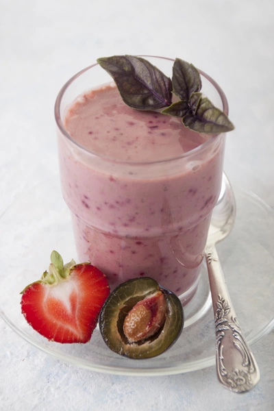 Obstsmoothie mit Rotes Basilikum als Topping