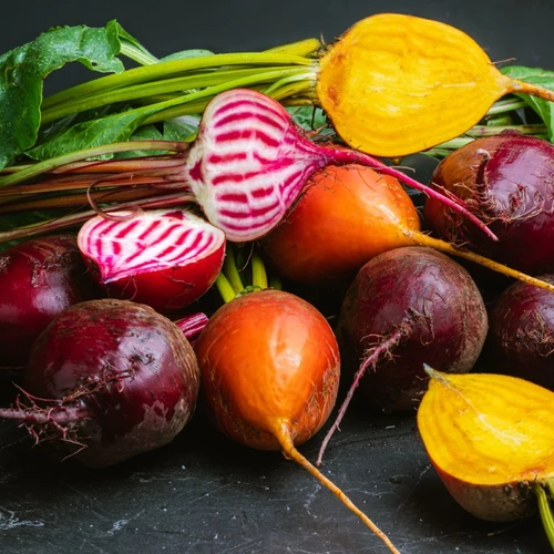 Rote Beete in verschiedenen Farben, darunter rot, gelb und gestreift.