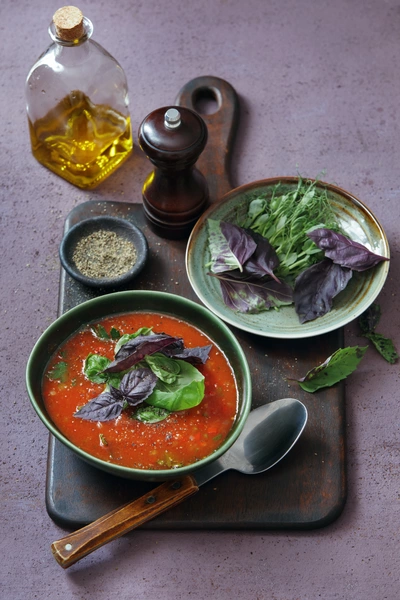 Suppe mit Rotes Basilikum als Topping