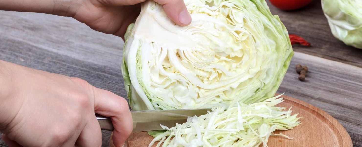 Geschnittener Weißkohl auf einem Holzbrett.