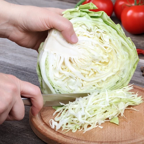 Geschnittener Weißkohl auf einem Holzbrett.