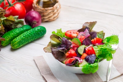 Gemischter Salat in einer Schüssel mit Blättern des Roten Basilikum garniert