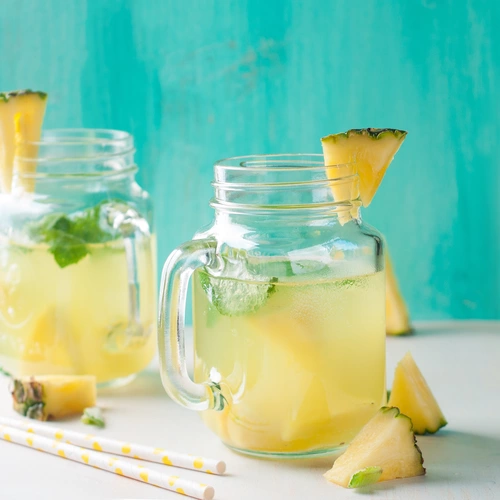 Sommergetränk mit Ananas und Minze