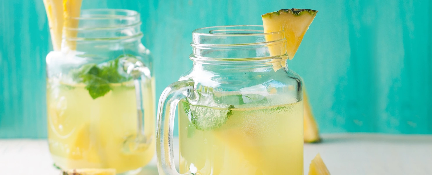 Sommergetränk mit Ananas und Minze